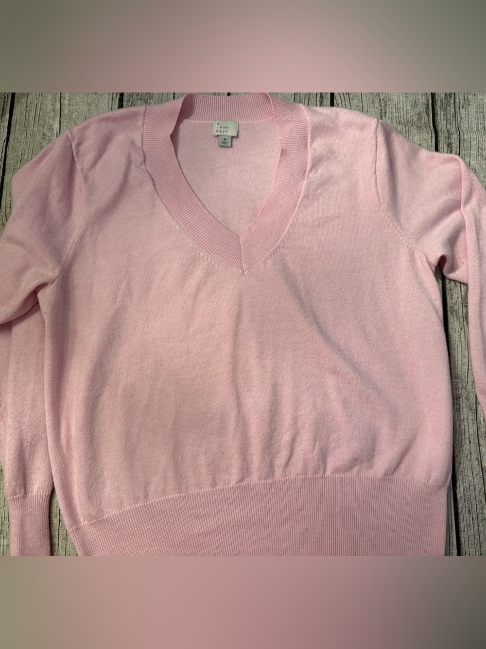 Beautiful super soft light Sweater in pink, V-neck, long cuffs. Size M